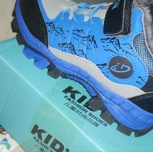 Kids size 7 snowman boots w foldable metal grip in ice